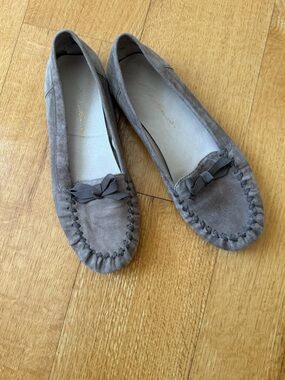 Eddie Bauer suede leather loafers with bow, taupe, size 8